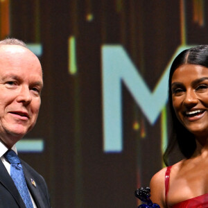 Le prince Albert II de Monaco et Simone Ashley durant la cérémonie d'ouverture du 63ème Festival de Télévision de Monte-Carlo au Grimaldi Forum à Monaco, le 14 juin 2024. Durant la soirée, les présidents et membres des Jurys des Nymphes d'Or ont été présentés sur scène. C'est l'acteur et producteur américain David Boreanaz qui préside le Jury Fiction et le journaliste britannique Steve Anderson est le président du Jury Documentaires et Actualités. Le prince Albert II de Monaco a remis une Nymphe de Cristal à Morgan Freeman et la Nymphe d'Or du Meilleur Espoir International à l'actrice britannique Simone Ashley. © Bruno Bebert/Bestimage 