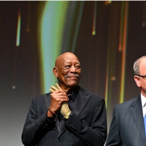 Morgan Freeman et le prince Albert II de Monaco durant la cérémonie d'ouverture du 63ème Festival de Télévision de Monte-Carlo au Grimaldi Forum à Monaco, le 14 juin 2024. Durant la soirée, les présidents et membres des Jurys des Nymphes d'Or ont été présentés sur scène. C'est l'acteur et producteur américain David Boreanaz qui préside le Jury Fiction et le journaliste britannique Steve Anderson est le président du Jury Documentaires et Actualités. Le prince Albert II de Monaco a remis une Nymphe de Cristal à Morgan Freeman et la Nymphe d'Or du Meilleur Espoir International à l'actrice britannique Simone Ashley. © Bruno Bebert/Bestimage  Opening Ceremony during the 63rd Monte-Carlo Television Festival in Monte-Carlo, Monaco, on June 14, 2024. 