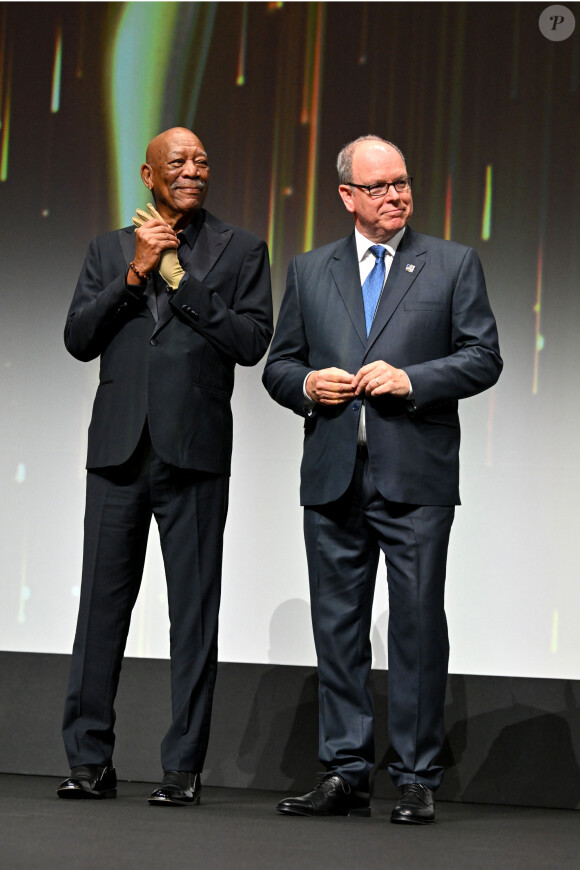 Morgan Freeman et le prince Albert II de Monaco durant la cérémonie d'ouverture du 63ème Festival de Télévision de Monte-Carlo au Grimaldi Forum à Monaco, le 14 juin 2024. Durant la soirée, les présidents et membres des Jurys des Nymphes d'Or ont été présentés sur scène. C'est l'acteur et producteur américain David Boreanaz qui préside le Jury Fiction et le journaliste britannique Steve Anderson est le président du Jury Documentaires et Actualités. Le prince Albert II de Monaco a remis une Nymphe de Cristal à Morgan Freeman et la Nymphe d'Or du Meilleur Espoir International à l'actrice britannique Simone Ashley. © Bruno Bebert/Bestimage  Opening Ceremony during the 63rd Monte-Carlo Television Festival in Monte-Carlo, Monaco, on June 14, 2024. 