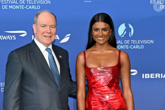 Le prince Albert II de Monaco et Simone Ashley durant la cérémonie d'ouverture du 63ème Festival de Télévision de Monte-Carlo au Grimaldi Forum à Monaco, le 14 juin 2024. Durant la soirée, les présidents et membres des Jurys des Nymphes d'Or ont été présentés sur scène. C'est l'acteur et producteur américain David Boreanaz qui préside le Jury Fiction et le journaliste britannique Steve Anderson est le président du Jury Documentaires et Actualités. Le prince Albert II de Monaco a remis une Nymphe de Cristal à Morgan Freeman et la Nymphe d'Or du Meilleur Espoir International à l'actrice britannique Simone Ashley. © Bruno Bebert/Bestimage 