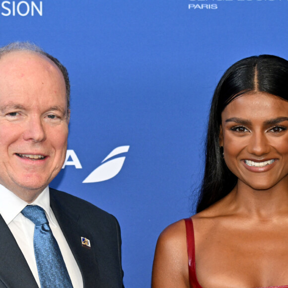 Le prince Albert II de Monaco et Simone Ashley durant la cérémonie d'ouverture du 63ème Festival de Télévision de Monte-Carlo au Grimaldi Forum à Monaco, le 14 juin 2024. Durant la soirée, les présidents et membres des Jurys des Nymphes d'Or ont été présentés sur scène. C'est l'acteur et producteur américain David Boreanaz qui préside le Jury Fiction et le journaliste britannique Steve Anderson est le président du Jury Documentaires et Actualités. Le prince Albert II de Monaco a remis une Nymphe de Cristal à Morgan Freeman et la Nymphe d'Or du Meilleur Espoir International à l'actrice britannique Simone Ashley. © Bruno Bebert/Bestimage 