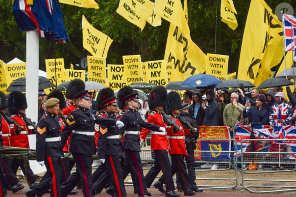 "Trooping the Colour" est une cérémonie qui consiste en une parade militaire destinée à célébrer l'anniversaire des souverains anglo-saxons.
 
La parade de Trooping the Colour passe devant des militants anti-monarchie près de Buckingham Palace, à Londres.