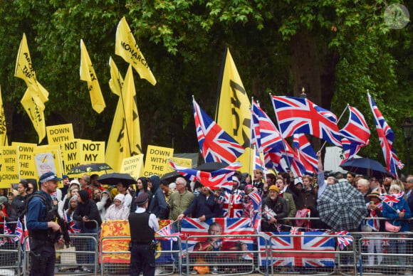 Massés contre les barrières malgré la pluie près du palais de Buckingham, les militants critiquant la couronne britannique abordaient des pancartes et des drapeaux jaunes.
Des militants anti-monarchie se sont fait entendre lors du défilé Trooping the Colour près de Buckingham Palace à Londres le samedi 15 juin 2024.