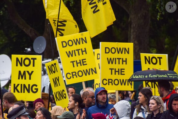 Plus tôt, le groupe avait invité les citoyens anglo-saxons à les rejoindre : "c'est une belle journée pour manifester, rejoignez-nous devant le palais de Buckingham". 
Des militants anti-monarchie se sont fait entendre lors du défilé Trooping the Colour près de Buckingham Palace à Londres le samedi 15 juin 2024.