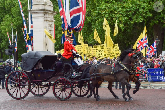 La manifestation du groupe Republic avait été autorisée par Scotland Yard.
Une voiture à cheval passe devant les militants anti-monarchielors de Trooping the Colourprès de Buckingham Palace à Londres, samedi 15 juin.