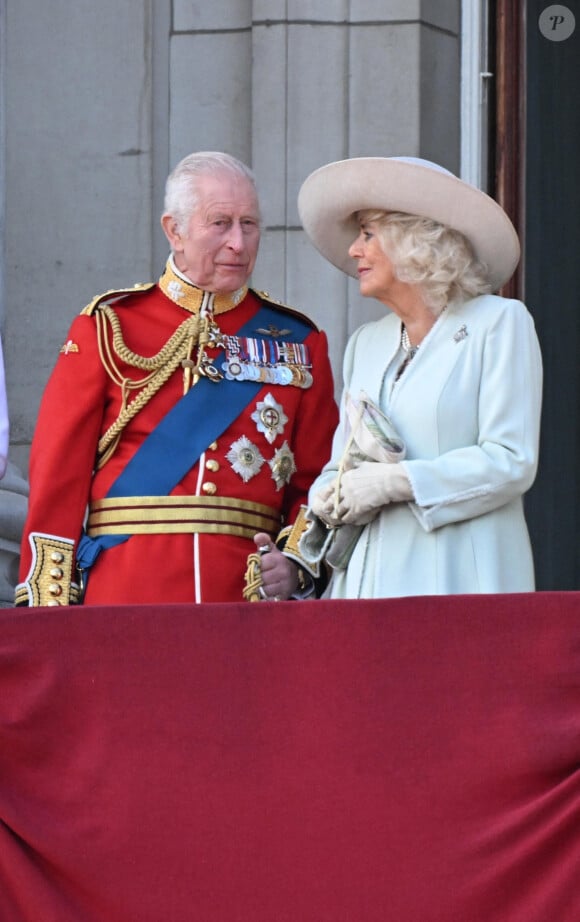 Le roi Charles III d'Angleterre et Camilla Parker Bowles, reine consort d'Angleterre au balcon du Palais de Buckingham lors de la parade militaire "Trooping the Colour" à Londres, Royaume Uni, le 15 juin 2024