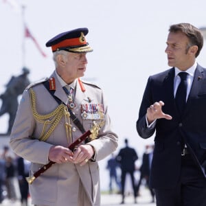 Le roi Charles III d'Angleterre et Emmanuel Macron, Président de la République française, lors de la cérémonie franco-britannique au mémorial britannique de Ver-sur-mer, France, le 6 juin 2024, lors du 80ème anniversaire du débarquement