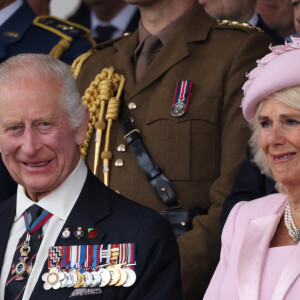 Le roi Charles III d'Angleterre et la reine consort Camilla Parker Bowles lors des commémorations du 80ème anniversaire du débarquement (D-Day) à Portsmouth, le 5 juin 2024