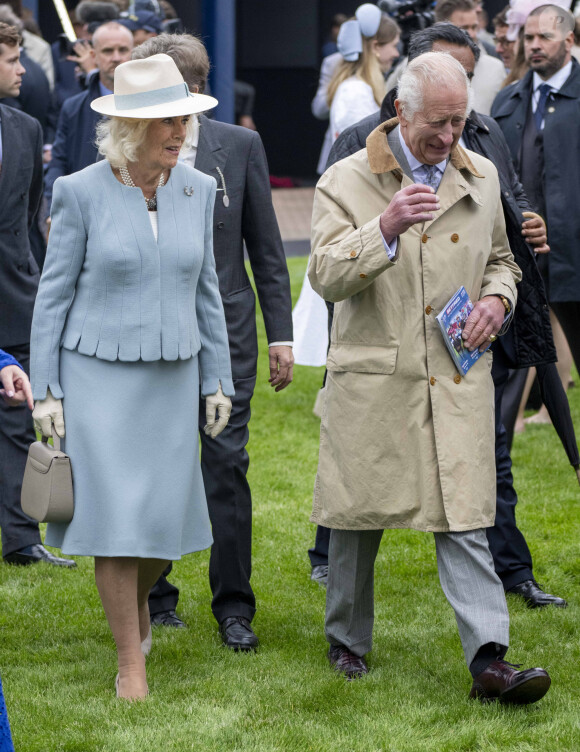 Le roi Charles III d'Angleterre et Camilla Parker Bowles, reine consort d'Angleterre, au Lady Day du premier jour du Derby d'Epsom à Epsom Downs, Royaume Uni, le 31 mai 2024