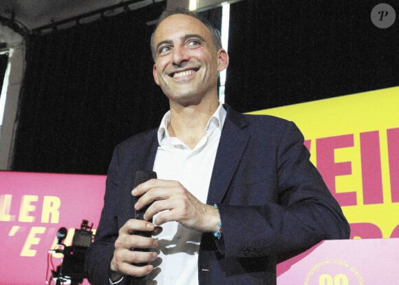 Raphaël Glucksmann lors de sa déclaration à l'issue des résultats du vote aux élections européennes à La Bellevilloise à Paris. Le 9 juin 2024 © Jonathan Rebboah / Panoramic / Bestimage