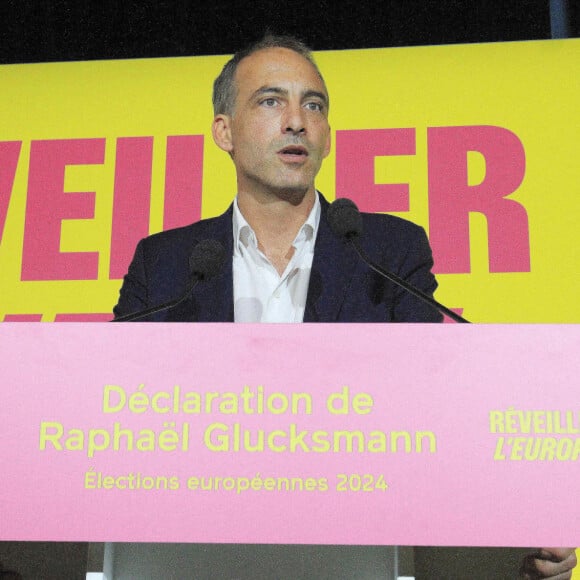 Raphaël Glucksmann lors de sa déclaration à l'issue des résultats du vote aux élections européennes à La Bellevilloise à Paris. Le 9 juin 2024 © Jonathan Rebboah / Panoramic / Bestimage