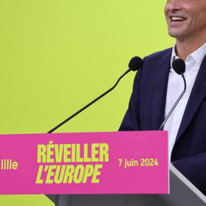 Raphaël Glucksmann lors de sa déclaration à l'issue des résultats du vote aux élections européennes à La Bellevilloise à Paris. Le 9 juin 2024 © Jonathan Rebboah / Panoramic / Bestimage