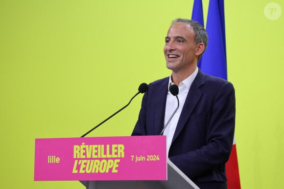 Raphaël Glucksmann lors de sa déclaration à l'issue des résultats du vote aux élections européennes à La Bellevilloise à Paris. Le 9 juin 2024 © Jonathan Rebboah / Panoramic / Bestimage