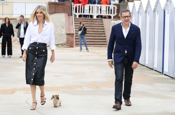 Depuis, le couple tourne beaucoup ensemble, et après ''La Ch'tite Famille'' et ''8 rue de l'Humanité'', ils ont un nouveau projet ensemble.
Laurence Arné et son compagnon Dany Boon au photocall du film "La Famille Hennedricks" lors du 38ème festival du film de Cabourg, France, le 15 juin 2024. © Coadic Guirec/Bestimage