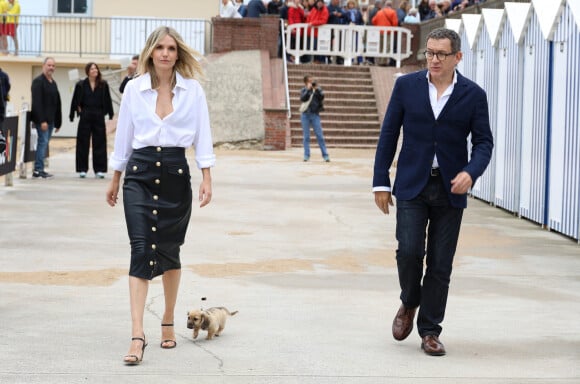 Présents au festival du film de Cabourg ce samedi 15 juin pour en assurer la promo, Laurence Arné et Dany Boon n'étaient pas seuls...
Laurence Arné et son compagnon Dany Boon au photocall du film "La Famille Hennedricks" lors du 38ème festival du film de Cabourg, France, le 15 juin 2024. © Coadic Guirec/Bestimage