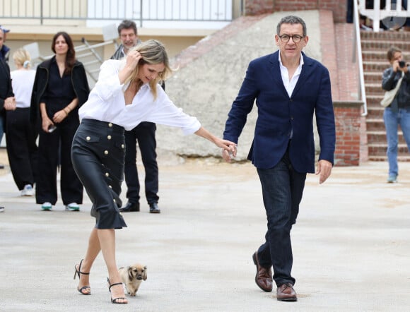 Maîtresse d'un teckel nain depuis quelques jours, Laurence Arné a bien du mal à s'en débarrasser...
Laurence Arné et son compagnon Dany Boon au photocall du film "La Famille Hennedricks" lors du 38ème festival du film de Cabourg, France, le 15 juin 2024.© Coadic Guirec/Bestimage