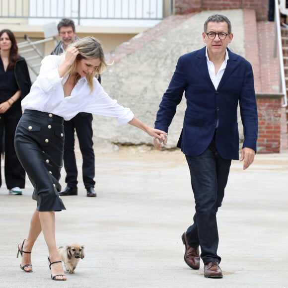 Maîtresse d'un teckel nain depuis quelques jours, Laurence Arné a bien du mal à s'en débarrasser...
Laurence Arné et son compagnon Dany Boon au photocall du film "La Famille Hennedricks" lors du 38ème festival du film de Cabourg, France, le 15 juin 2024.© Coadic Guirec/Bestimage