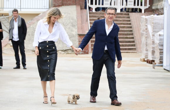 A tel point que le chiot a bien failli la faire tomber, en s'enroulant autour de ses jambes... Drame évité de peu !
Laurence Arné et son compagnon Dany Boon au photocall du film "La Famille Hennedricks" lors du 38ème festival du film de Cabourg, France, le 15 juin 2024. © Coadic Guirec/Bestimage