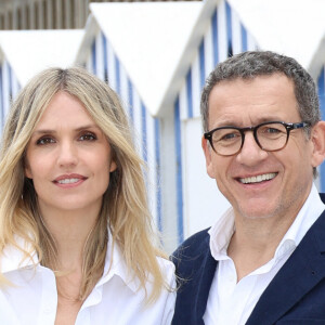 Laurence Arné et son compagnon Dany Boon au photocall du film "La Famille Hennedricks" lors du 38ème festival du film de Cabourg, France, le 15 juin 2024. © Coadic Guirec/Bestimage