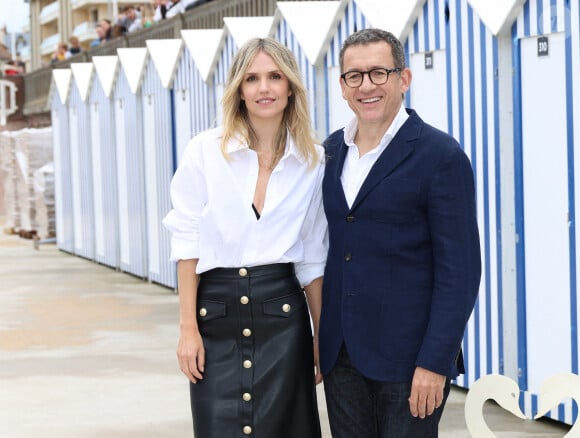 Laurence Arné et son compagnon Dany Boon au photocall du film "La Famille Hennedricks" lors du 38ème festival du film de Cabourg, France, le 15 juin 2024. © Coadic Guirec/Bestimage