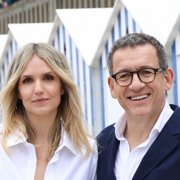 Laurence Arné et son compagnon Dany Boon au photocall du film "La Famille Hennedricks" lors du 38ème festival du film de Cabourg, France, le 15 juin 2024. © Coadic Guirec/Bestimage