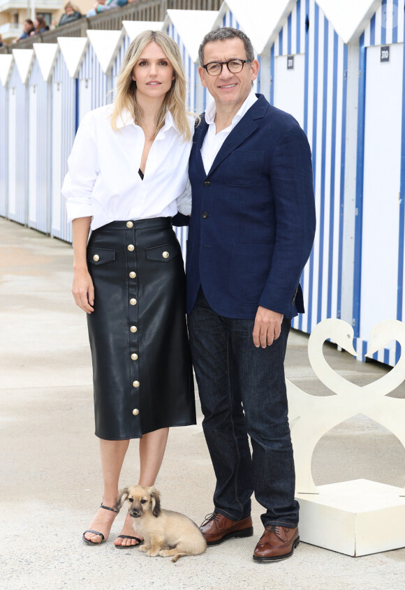 Laurence Arné et son compagnon Dany Boon au photocall du film "La Famille Hennedricks" lors du 38ème festival du film de Cabourg, France, le 15 juin 2024. © Coadic Guirec/Bestimage