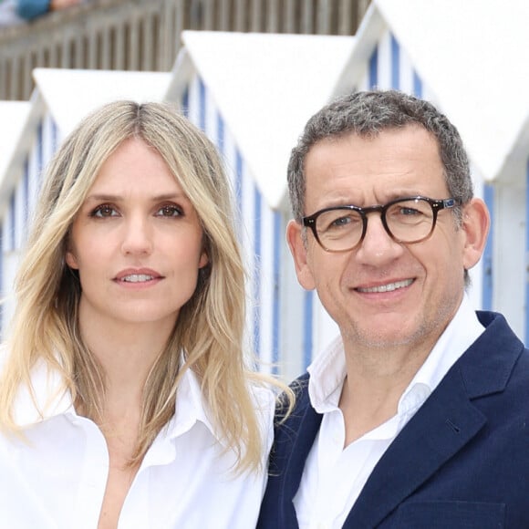 Laurence Arné et son compagnon Dany Boon au photocall du film "La Famille Hennedricks" lors du 38ème festival du film de Cabourg, France, le 15 juin 2024. © Coadic Guirec/Bestimage