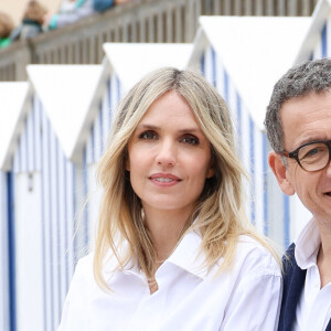 Laurence Arné et son compagnon Dany Boon au photocall du film "La Famille Hennedricks" lors du 38ème festival du film de Cabourg, France, le 15 juin 2024. © Coadic Guirec/Bestimage