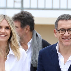 Laurence Arné et son compagnon Dany Boon au photocall du film "La Famille Hennedricks" lors du 38ème festival du film de Cabourg, France, le 15 juin 2024. © Coadic Guirec/Bestimage