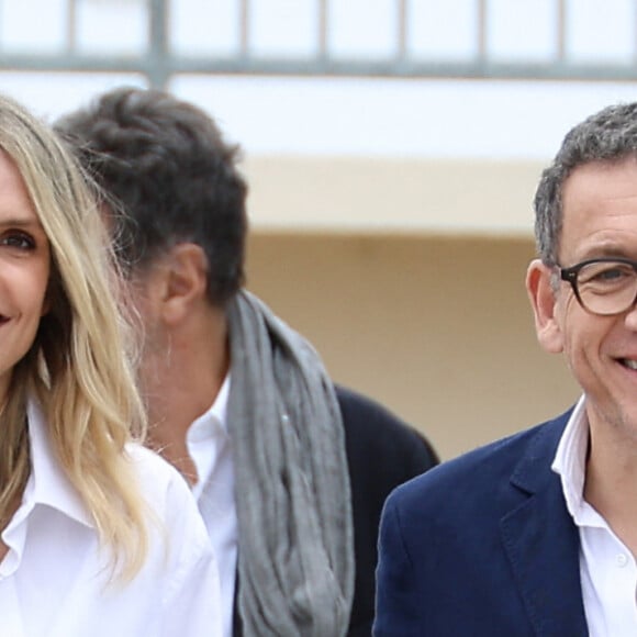 Laurence Arné et son compagnon Dany Boon au photocall du film "La Famille Hennedricks" lors du 38ème festival du film de Cabourg, France, le 15 juin 2024. © Coadic Guirec/Bestimage