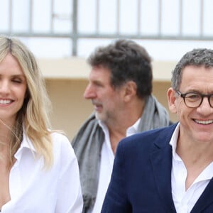 Laurence Arné et son compagnon Dany Boon au photocall du film "La Famille Hennedricks" lors du 38ème festival du film de Cabourg, France, le 15 juin 2024. © Coadic Guirec/Bestimage