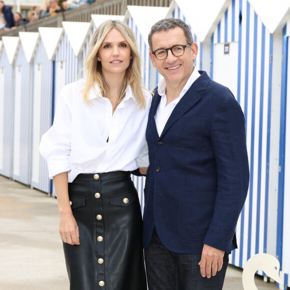 Laurence Arné et son compagnon Dany Boon au photocall du film "La Famille Hennedricks" lors du 38ème festival du film de Cabourg, France, le 15 juin 2024. © Coadic Guirec/Bestimage