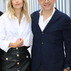 Laurence Arné et son compagnon Dany Boon au photocall du film "La Famille Hennedricks" lors du 38ème festival du film de Cabourg, France, le 15 juin 2024. © Coadic Guirec/Bestimage