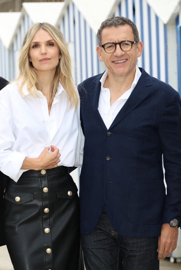 Laurence Arné et son compagnon Dany Boon au photocall du film "La Famille Hennedricks" lors du 38ème festival du film de Cabourg, France, le 15 juin 2024. © Coadic Guirec/Bestimage