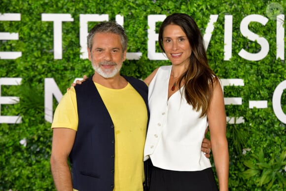 Après l'arrêt du feuilleton, une nouvelle version a fait son arrivée sur TF1 : "Plus belle la vie, encore plus belle".
Avy Marciano et Diane Robert de la série Meurtres sur les îles du Frioul sur le photocall du 60eme Festival de Télévision de Monte-Carlo au Grimaldi Forum à Monaco le 21 juin 2021. © Bruno BEBERT / Bestimage