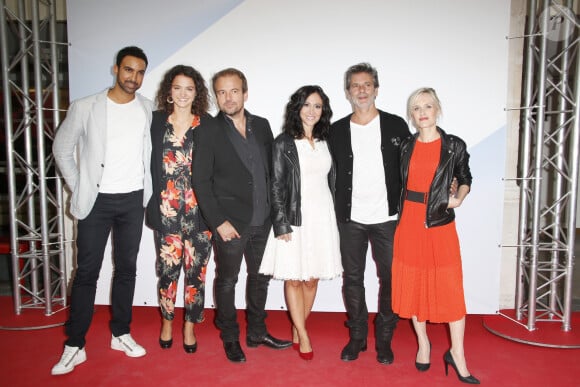 Une ancienne figure de "Plus belle la vie" ne se montre pas tendre avec la nouvelle version de la série.
Joakim Latzko, Pauline Bression, Stéphane Henon, Fabienne Carat, Avy Marciano, Lara Menini de plus Belle La Vie - Photocall lors du Festival de la Fiction TV de La Rochelle © Christophe Aubert via Bestimage