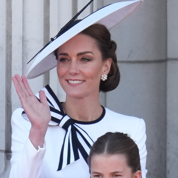 Kate Middleton a fait son grand retour dans la famille royale. 
Kate Middleton, princesse de Galles, la princesse Charlotte - Les membres de la famille royale britannique au balcon du Palais de Buckingham lors de la parade militaire "Trooping the Colour" à Londres © Julien Burton / Bestimage 