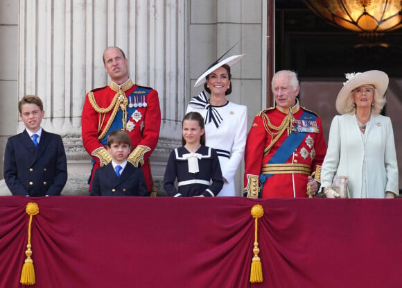 Le prince George, le prince Louis, la princesse Charlotte, le prince William, prince de Galles, Catherine Kate Middleton, princesse de Galles, le roi Charles III d'Angleterre, la reine consort Camilla - Les membres de la famille royale britannique au balcon du Palais de Buckingham lors de la parade militaire "Trooping the Colour" à Londres le 15 juin 2024 © Julien Burton / Bestimage 