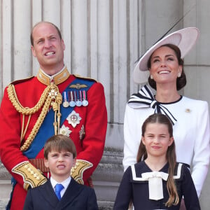 Le prince Louis, la princesse Charlotte, le prince William, prince de Galles, Catherine Kate Middleton, princesse de Galles - Les membres de la famille royale britannique au balcon du Palais de Buckingham lors de la parade militaire "Trooping the Colour" à Londres le 15 juin 2024 © Julien Burton / Bestimage 