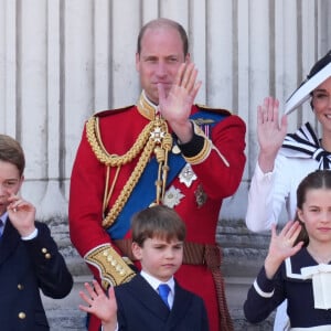 Heureusement, le reste du clan était là ! 
Le prince William, prince de Galles, Catherine Kate Middleton, princesse de Galles, le prince George, le prince Louis et la princesse Charlotte - Les membres de la famille royale britannique au balcon du Palais de Buckingham lors de la parade militaire "Trooping the Colour" à Londres le 15 juin 2024 © Julien Burton / Bestimage 