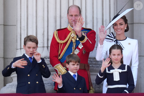 Heureusement, le reste du clan était là ! 
Le prince William, prince de Galles, Catherine Kate Middleton, princesse de Galles, le prince George, le prince Louis et la princesse Charlotte - Les membres de la famille royale britannique au balcon du Palais de Buckingham lors de la parade militaire "Trooping the Colour" à Londres le 15 juin 2024 © Julien Burton / Bestimage 