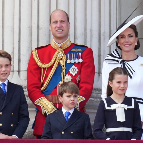 Elle était même sur le balcon de Buckingham Palace. 
Le prince William, prince de Galles, Catherine Kate Middleton, princesse de Galles, le prince George, le prince Louis et la princesse Charlotte - Les membres de la famille royale britannique au balcon du Palais de Buckingham lors de la parade militaire "Trooping the Colour" à Londres le 15 juin 2024 © Julien Burton / Bestimage 