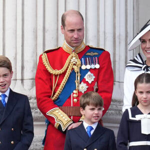 Le prince William, prince de Galles, Catherine Kate Middleton, princesse de Galles, le prince George, le prince Louis et la princesse Charlotte - Les membres de la famille royale britannique au balcon du Palais de Buckingham lors de la parade militaire "Trooping the Colour" à Londres le 15 juin 2024 © Julien Burton / Bestimage 