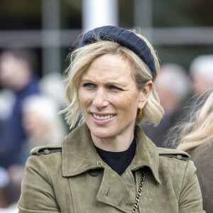 Zara Phillips (Zara Tindall) assiste à la réunion d'avril à l'hippodrome de Cheltenham, Royaume Uni, le 18 avril 2024.