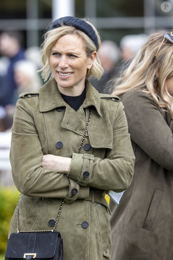 Zara Phillips (Zara Tindall) assiste à la réunion d'avril à l'hippodrome de Cheltenham, Royaume Uni, le 18 avril 2024.