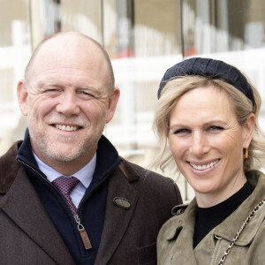 Mais le couple allait au concert de Pink et ne pouvait pas venir ! 
Zara Phillips (Zara Tindall) et son mari Mike Tindall assistent à la réunion d'avril à l'hippodrome de Cheltenham, Royaume Uni, le 18 avril 2024.