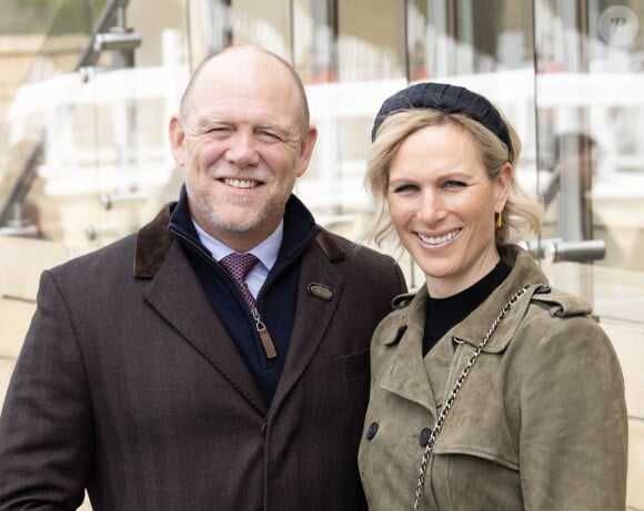 Mais le couple allait au concert de Pink et ne pouvait pas venir ! 
Zara Phillips (Zara Tindall) et son mari Mike Tindall assistent à la réunion d'avril à l'hippodrome de Cheltenham, Royaume Uni, le 18 avril 2024.