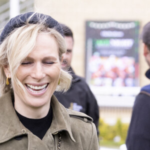 Zara Phillips (Zara Tindall) assiste à la réunion d'avril à l'hippodrome de Cheltenham, Royaume Uni, le 18 avril 2024