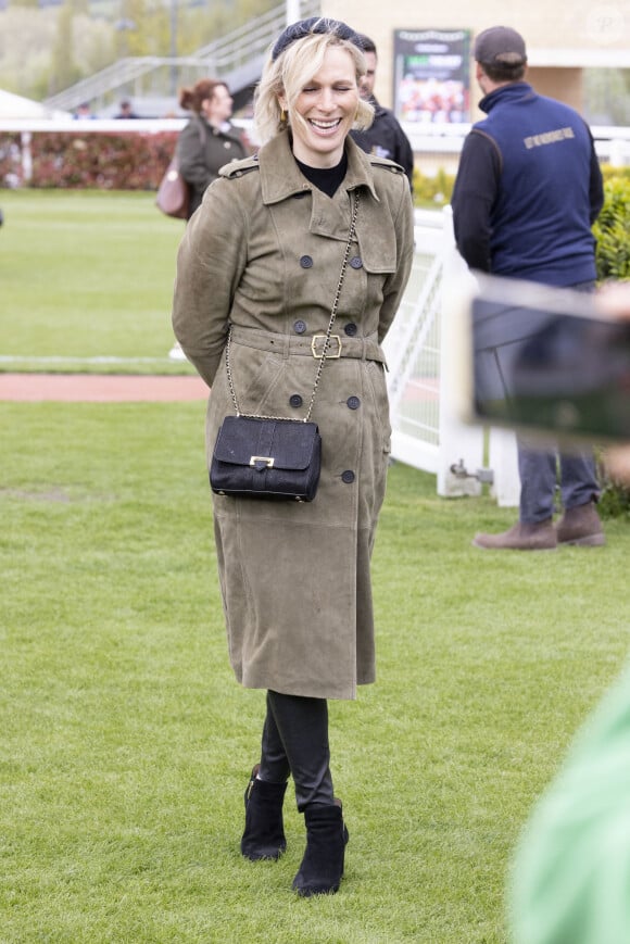 Zara Phillips (Zara Tindall) assiste à la réunion d'avril à l'hippodrome de Cheltenham, Royaume Uni, le 18 avril 2024