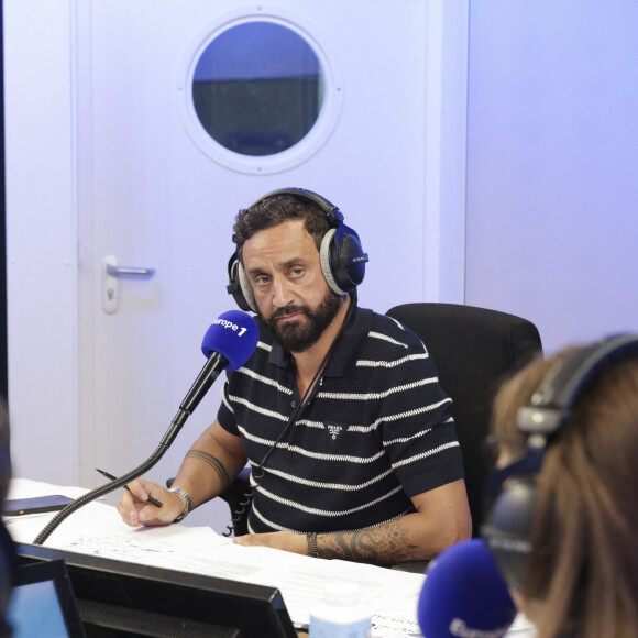 Exclusif - Cyril Hanouna - C.Hanouna avec ses chroniqueurs G.Maillet, E.Naulleau, G.Le Bret, V.Benaim, R.Aabou, et les invités du jour, P.Praud, M.Vallet, E.Zemmour et M.Valls, aux commandes de l'émission "On Marche Sur La Tête" diffusée en direct sur les ondes de radio Europe 1, à Paris, France, le 17 juin 2024. © Jack Tribeca/Bestimage 